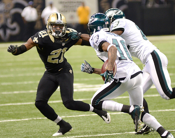 New Orleans Saints cornerback Patrick Robinson pursues Philadelphia Eagles WR DeSean Jackson