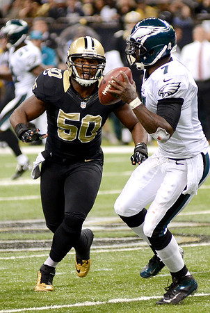 New Orleans Saints linebacker Curtis Lofton pressures Philadelphia Eagles QB Michael Vick